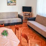 2 Bedroom Beautiful In Apartament Vodice