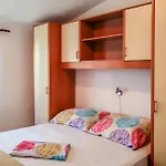 2 Bedroom Beautiful In Apartament Vodice