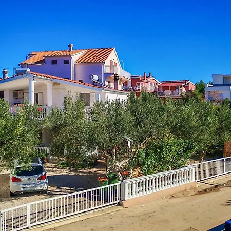 2 Bedroom Beautiful In Apartament Vodice